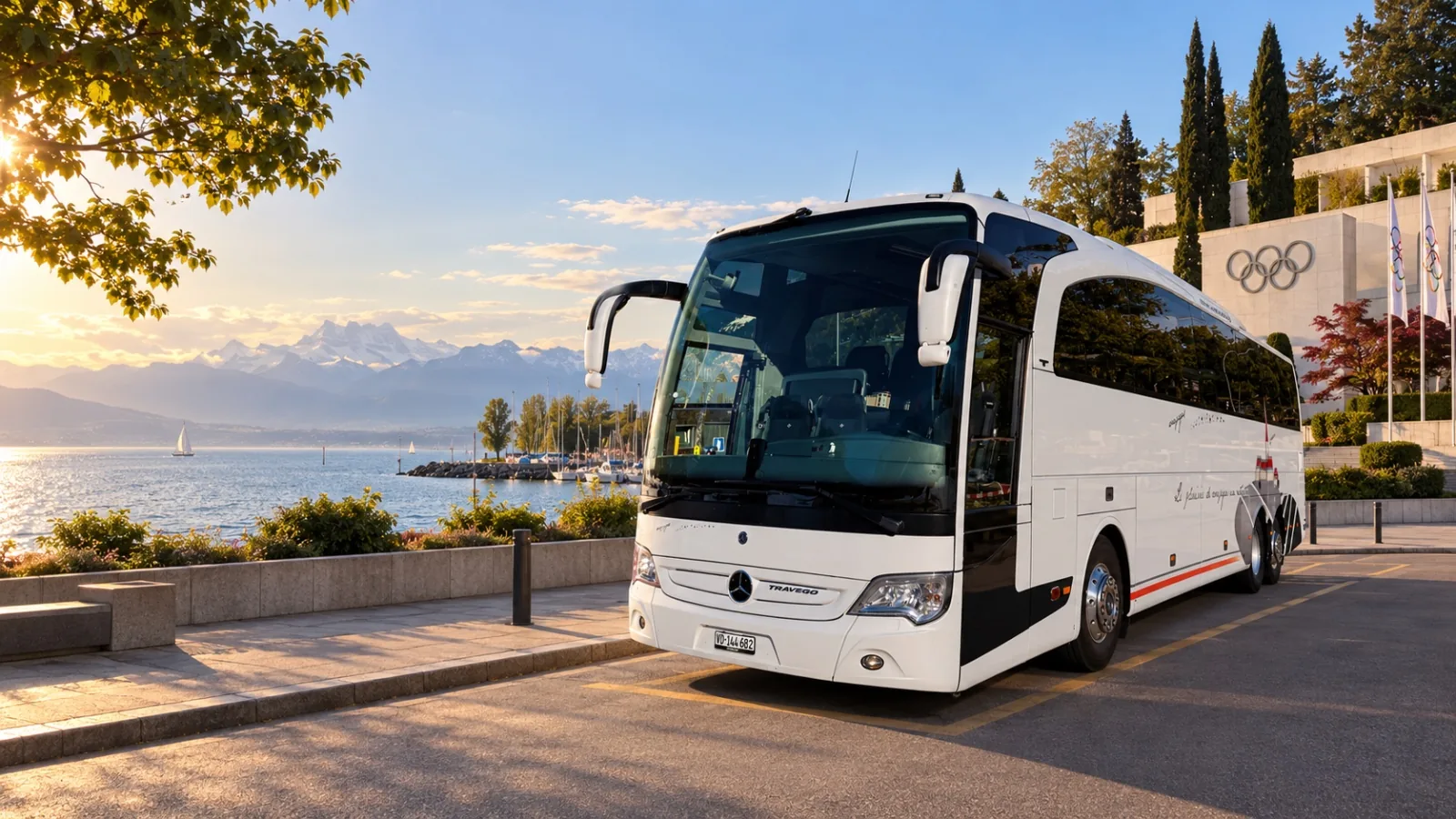 Autocar Mercedes-Benz Travego de Voyages Stevic Sàrl à Ouchy, devant le Musée Olympique de Lausanne