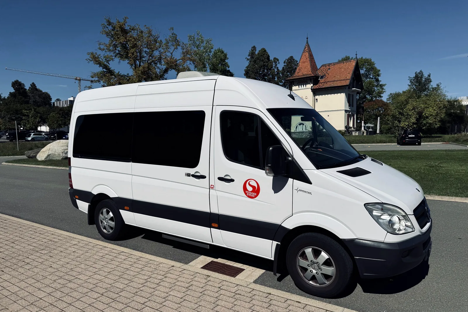 Voyages Stevic Sàrl 13-seat Sprinter minibus seen from the side